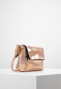 Borsa a spalla metallica rosa con chiusura a pattina, dotata di zip, forma rettangolare, texture liscia e leggero riflesso iridescente.