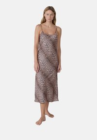 Vestito leopardato con spalline sottili, di lunghezza media, realizzato in un tessuto liscio; presenta una base rosa chiaro con macchie nere e marroni.