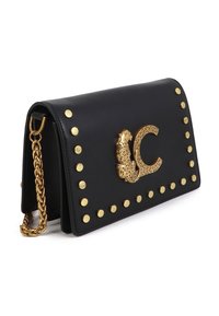 Bolso de mano de cuero negro con tachuelas y herrajes dorados. Presenta un distintivo acento de leopardo y el logo en forma de "C". Incluye una correa para el hombro de eslabones de cadena.