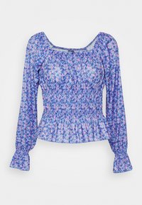 Bluse mit blauem Blumenmuster, gerafftem Oberteil, langen Ärmeln und ausgestellt Manschetten. Der Stoff hat eine leichte Textur mit rosa und lila Akzenten.