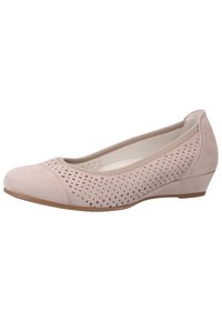 Chaussure compensée basse beige clair avec motif perforé sur le côté et bout arrondi, dotée d'un bout lisse et d'un style slip-on.