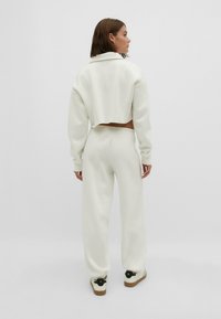 Stradivarius PLUSH BOYFRIEND JOGGERS - Pantalon de survêtement - white