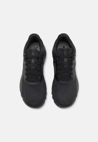 Pantofi sport negri, cu un superior din plasă texturată, șireturi plate, vârf întărit și talpă cu amortizare pentru susținere și confort.
