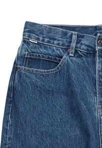 Pantalones vaqueros de mezclilla azul con cintura alta, con cierre de botón y cremallera, cinco bolsillos y costuras en contraste. Textura de tela suave.