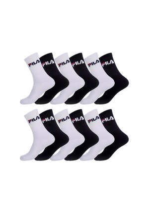 Six paires de chaussettes montantes noires et blanches avec le logo FILA en rouge, blanc et noir sur le bord, disposées en deux rangées soignées sur un fond blanc.