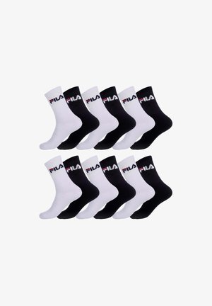 Six paires de chaussettes montantes noires et blanches avec le logo FILA en rouge, blanc et noir sur le bord, disposées en deux rangées soignées sur un fond blanc.