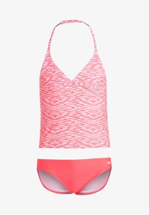 Pink-weiß gemustertes Neckholder-Tankini-Oberteil kombiniert mit einfarbigen korallenfarbenen Bikinihöschen, isoliert auf weißem Hintergrund.