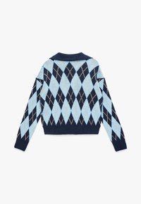 Sweter w kolorze granatowym i jasnoniebieskim w wzór argyle, z długimi rękawami, ściągaczami przy mankietach i u dołu oraz złożonym kołnierzykiem, leżący na płasko, pokazujący tył.