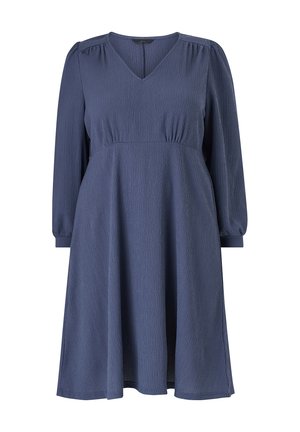 Granatowa, długa sukienka z długimi rękawami, dekoltem w kształcie litery V, z teksturowanej tkaniny, dopasowana w talii i rozkloszowana, sięgająca poniżej kolan.