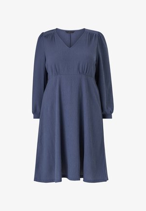 Granatowa, długa sukienka z długimi rękawami, dekoltem w kształcie litery V, z teksturowanej tkaniny, dopasowana w talii i rozkloszowana, sięgająca poniżej kolan.