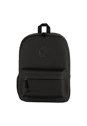 Zaino nero con tasca frontale con zip, manico superiore, tasca laterale in rete e logo New York Yankees in rilievo sulla superficie di tessuto liscia.
