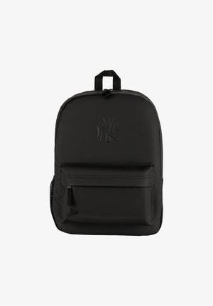 Zaino nero con tasca frontale con zip, manico superiore, tasca laterale in rete e logo New York Yankees in rilievo sulla superficie di tessuto liscia.