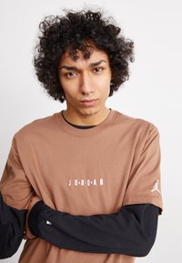 Jordan AIR CREW - Marškinėliai su spaudiniu - archaeo brown/white