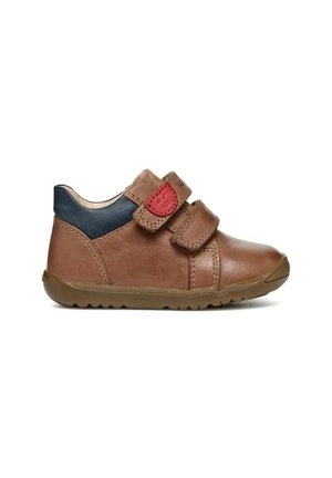 Scarpa in pelle marrone con design basso, accenti blu navy, due chiusure a cinturino e suola testurizzata per una migliore aderenza. Presenta un dettaglio con emblemma rosso.