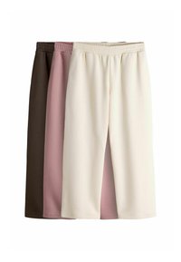 Drie paar korte broeken met elastische taille, in donkerbruin, zachtroze en crèmekleuren; gladde textuur en knielange snit.