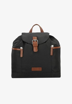 Sac à dos en toile noire avec accents en cuir marron, équipé d'un rabat avant, de deux poches zippées et d'une poignée supérieure pour le transport.