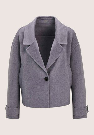 Kurze graue Wolljacke mit breiten Revers, einem schwarzen Knopfverschluss und knopfartigen Riemendetails an den Ärmeln.