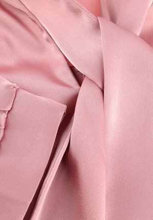 Weicher rosa Satinstoff mit glatter Textur, dicht gefaltet und geschichtet, wobei Glanz und feine Webdetails hervorgehoben werden.