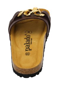 Bruine schuifsandaal met een gouden kettingaccent, kurken middenzool, getextureerde bruine voetbed en zwarte rubberen loopzool. Merkennaam is binnenin gedrukt.