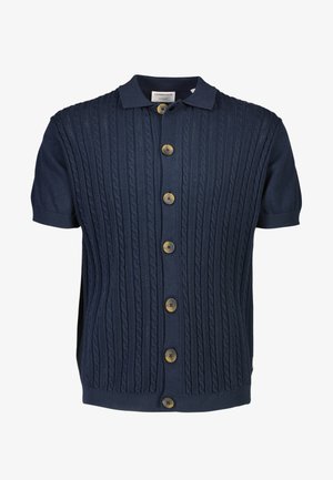 Marineblaues kurzärmliges Strickpolo mit strukturiertem Kabelmuster, fünf braunen Knöpfen auf der Vorderseite sowie gerippter Kragen und Saum.