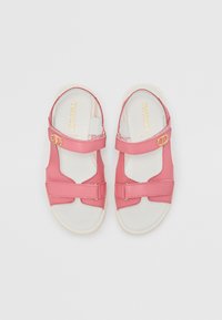 Rosa lær sandaler med to justerbare stropper, guldfarvede hardware detaljer og en hvid polstret sål. Åben design for åndbarhet.