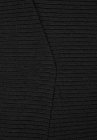 Musta ribbikangas, jossa on kuvioitu pinta ja tasainen rakenne. Siinä on yhtenäinen pystylinjojen kuvio ja sileä viimeistely.