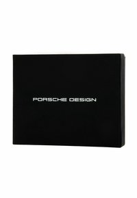 Caja rectangular negra con un acabado mate suave, que presenta el texto blanco "Porsche Design" centrado en la parte frontal.