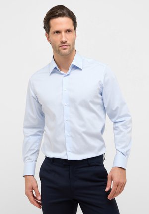 GESTREIFT MODERN FIT - Business skjorter - himmelblau