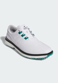 Białe buty golfowe Adidas z akcentami w kolorze teal, sznurowane, z wyściółką wokół kostki i teksturowaną podeszwą zaprojektowaną z myślą o przyczepności na polu golfowym.