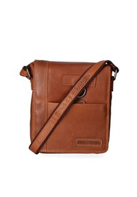Borsa a tracolla in pelle marrone con una texture liscia, forma rettangolare, patta frontale e tracolla regolabile con dettagli in rilievo.