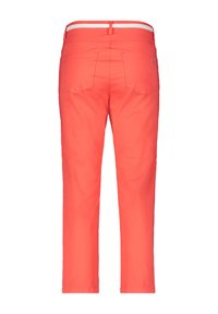 Pantalons coupés corail avec une texture lisse, dotés de deux poches arrière et d'une ceinture rayée blanche. Coupe ajustée.