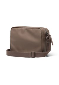 Borsa a tracolla sintetica marrone con forma rettangolare, chiusura con zip, tracolla regolabile e una texture liscia e opaca.