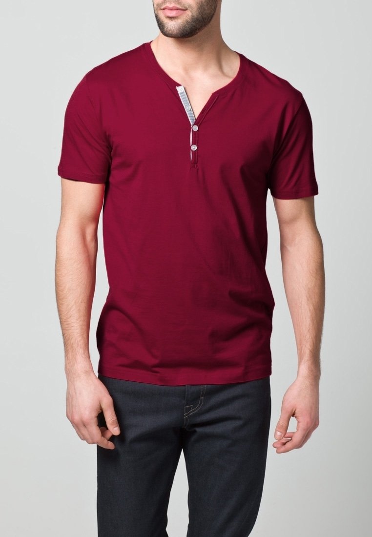 Vínová košile s krátkým rukávem a výstřihem do V, která má knoflíkovou légu a pruhovaný akcent na krku. Měkká tkanina a přiléhavý střih.