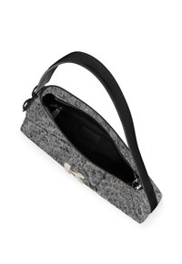 Γκρίζα τσάντα από ύφασμα με υφή, μαύρη δερμάτινη ζώνη, κλείσιμο με φερμουάρ και ασημένια μεταλλικά στοιχεία. Το εσωτερικό είναι μαύρο.