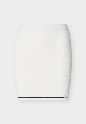 Witte gebreide rok met een gestructureerd kabelpatroon, elastische tailleband en een marineblauwe streep langs de onderzoom met een klein merklogo detail.