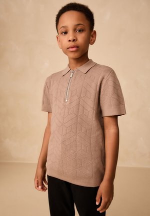 Poloshirt met korte mouwen en rits in beige gebreide stof met een geometrisch patroon. Effen kraag en een gestructureerd detail over het hele lichaam.