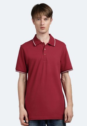 Polo shirt rossa con colletto classico, pattina con tre bottoni e dettagli bianchi su colletto e maniche. Realizzata in tessuto morbido e traspirante.