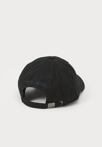 Casquette de baseball noire en coton, avec une sangle ajustable, un logo brodé à l'arrière et une visière courbée.