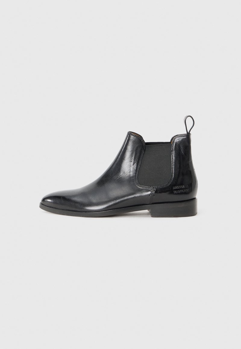 Bottine Chelsea en cuir noir avec panneaux élastiques sur les côtés, finition lisse, bout arrondi et une languette au talon. Présente un branding subtil.