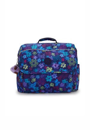 Blaue und violette Tasche mit Blumenmuster, einem oberen Griff, einer vorderen Reißverschlusstasche und einem kleinen Plüsch-Affen-Schlüsselanhänger links befestigt.