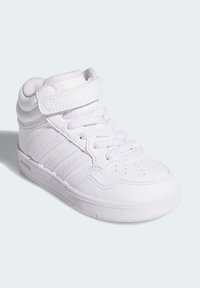 Bílé vysoké tenisky z kůže s texturovaným povrchem. Obsahují suchý zip, šněrování a tři boční pruhy.