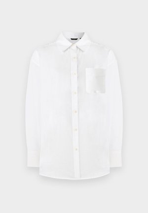 Witte blouse van lichtgewicht stof. Heeft een klassiek kraag, lange mouwen en een enkele borstzak met een gladde textuur.