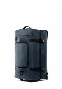 Borsa duffel a rotelle con lati morbidi in tessuto blu scuro con dettagli neri, dotata di una tasca frontale con zip, maniglia laterale e ruote per la mobilità.