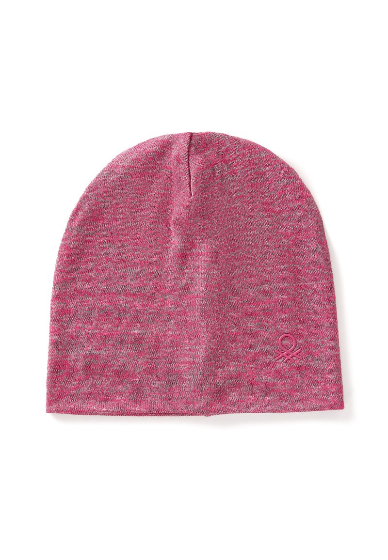 Roze gebreide muts met een subtiele gemêleerde textuur, afgeronde bovenkant en een klein reliëflogo aan de rechteronderkant. Zacht en flexibel materiaal.