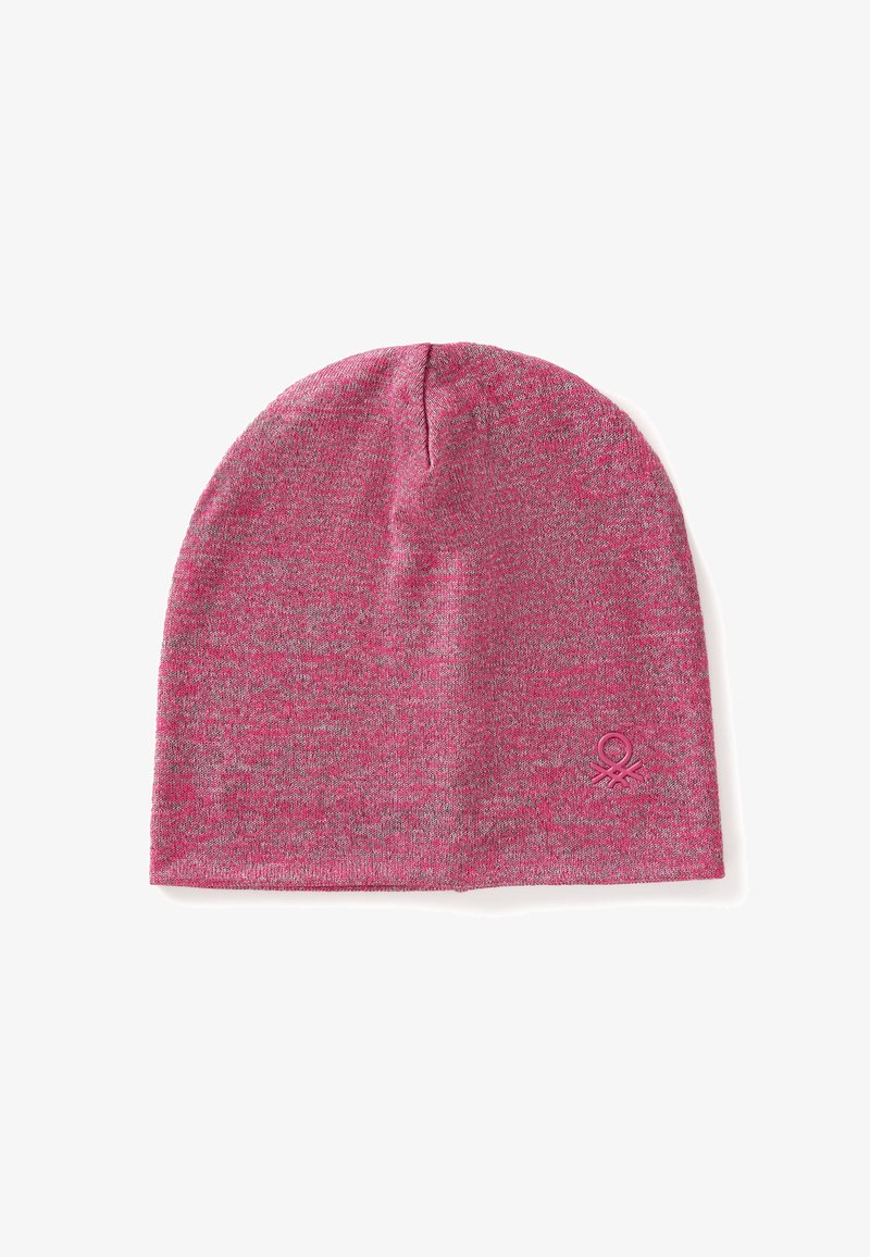 Roze gebreide muts met een subtiele gemêleerde textuur, afgeronde bovenkant en een klein reliëflogo aan de rechteronderkant. Zacht en flexibel materiaal.