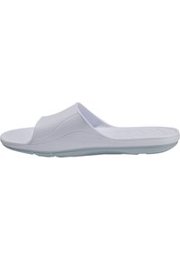 Vita slip-on sandal i vitt med ett mjukt, flexibelt material, som har ett brett band över foten och en texturerad sula för bra grepp.