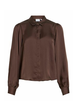 Blusa di raso marrone con colletto, apertura frontale con bottoni e maniche lunghe a sbuffo. Texture liscia, design aderente e orlo arrotondato.