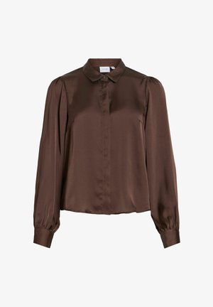 Blusa di raso marrone con colletto, apertura frontale con bottoni e maniche lunghe a sbuffo. Texture liscia, design aderente e orlo arrotondato.