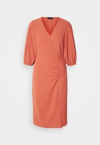 Robe enveloppante en corail avec des manches courtes bouffantes et un détail froncé sur le côté. Dotée d'un décolleté en V et d'un ourlet au genou. Fabriquée en tissu doux et lisse.