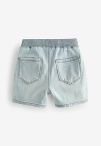 Shorts en denim bleu clair avec une taille rayée. Comprend deux poches arrière et un ourlet se terminant au-dessus de la mi-thigh. Design épuré et décontracté.